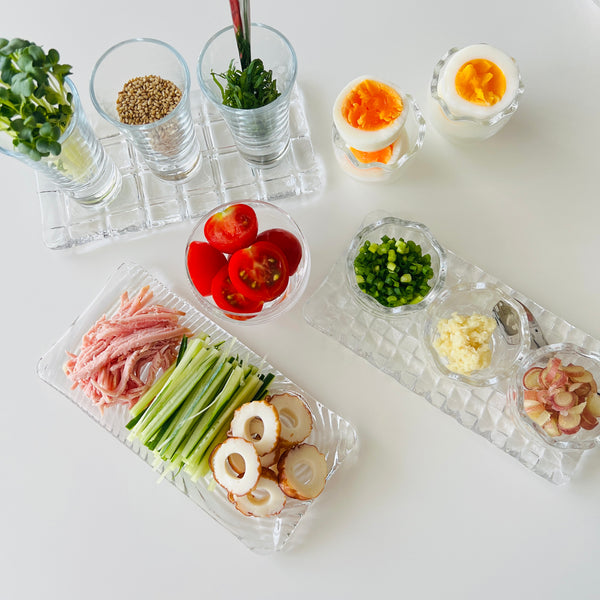 arranging the toppings for cold somen noodles