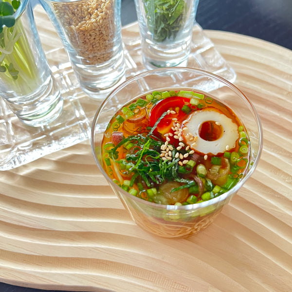 adding somen noodles into mentsuyu sauce