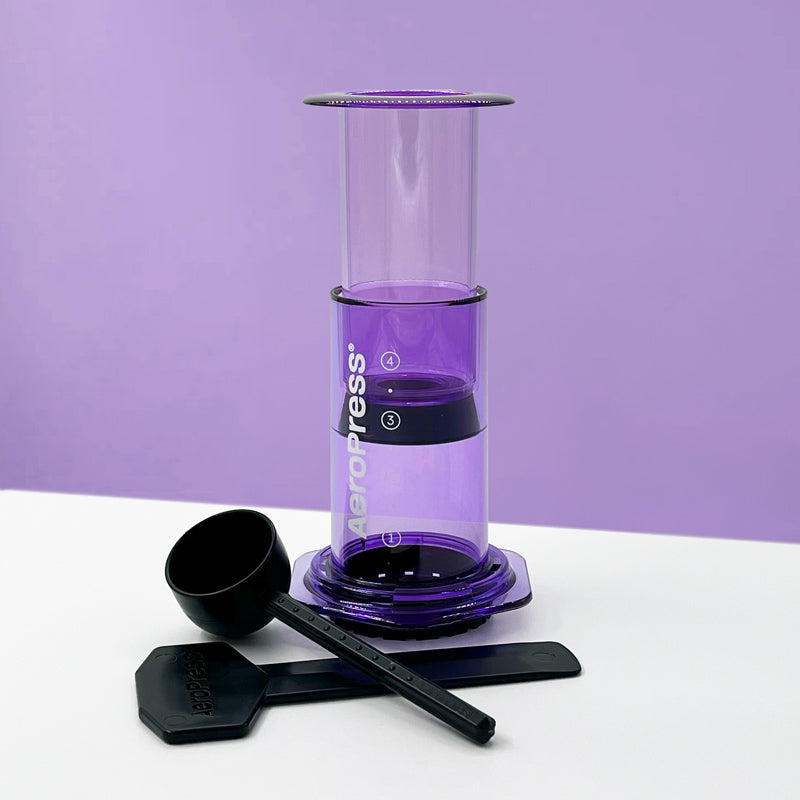 AeroPress Clear violette en Tritan transparent, cafetière manuelle pour café de spécialité, légère et idéale pour le voyage.