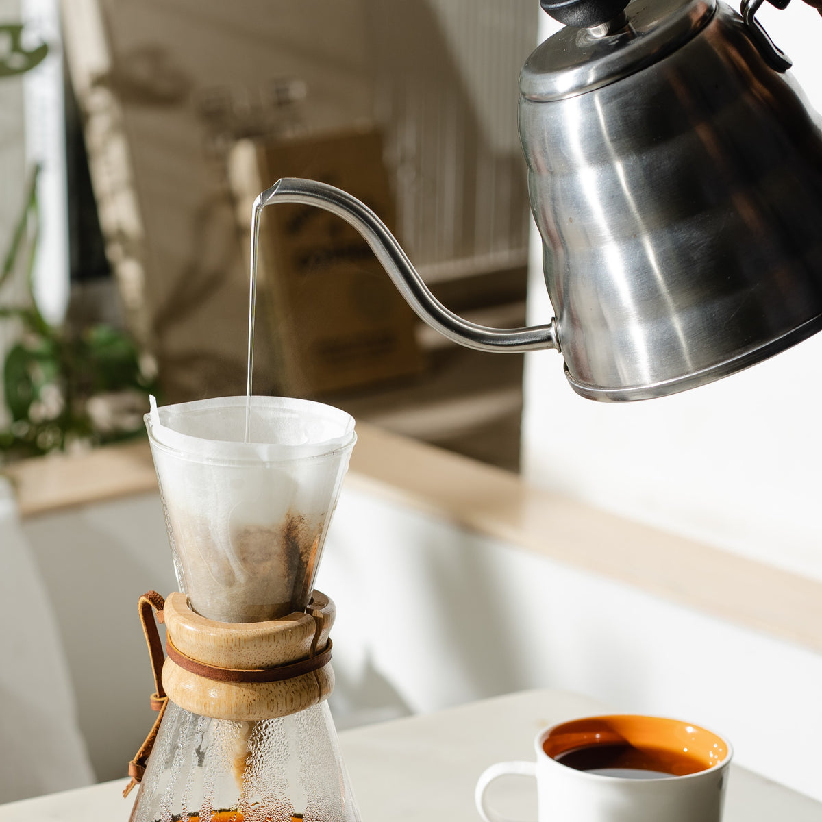 préparation d'une Chemex avec la bouilloire Hario buono
