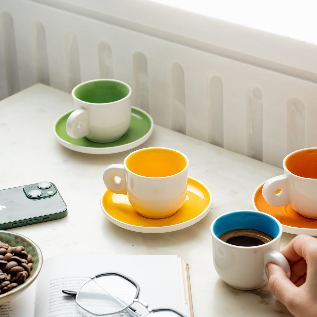 tasses à espresso Araku sur une table