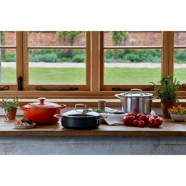Sauteuse rondeau anti-adhérente Les Forgées 28 cm et couvercle en verre Le Creuset - Mathon - 3