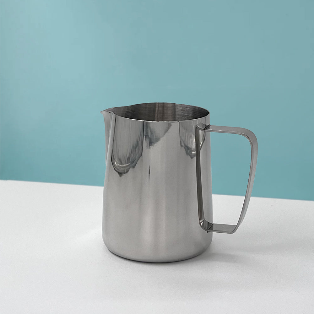 Découvrez le pichet à lait en inox Studio Barista, design et durable. Son bec précis et sa finition brossée en font l’outil parfait pour réussir vos mousses de lait et votre latte art à la maison.