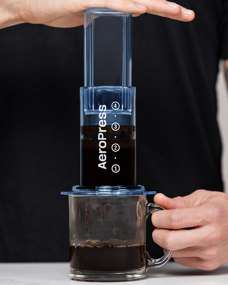 AeroPress Clear colorée utilisée pour la préparation du café de spécialité avec méthode douce et extraction maîtrisée.